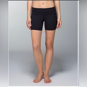 Lululemon groove short solid black Size 8  5" inseam